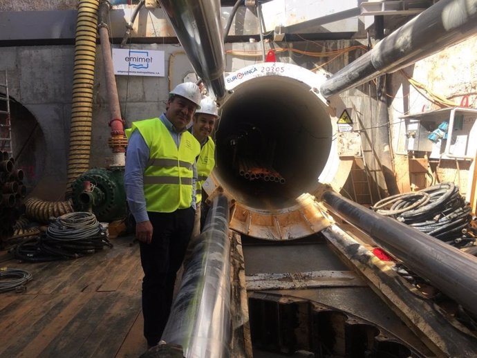 Instalan dos tuberías de más de 130 metros en el río Túria para asegurar el suministro del agua