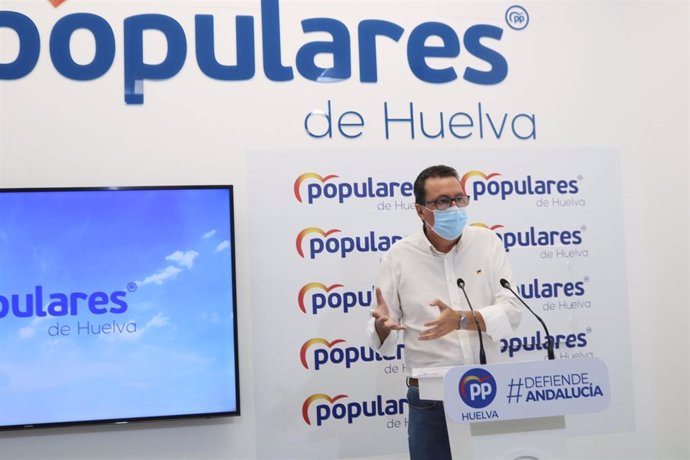 El presidente del PP de Huelva, Manuel Andrés González, en rueda de prensa.