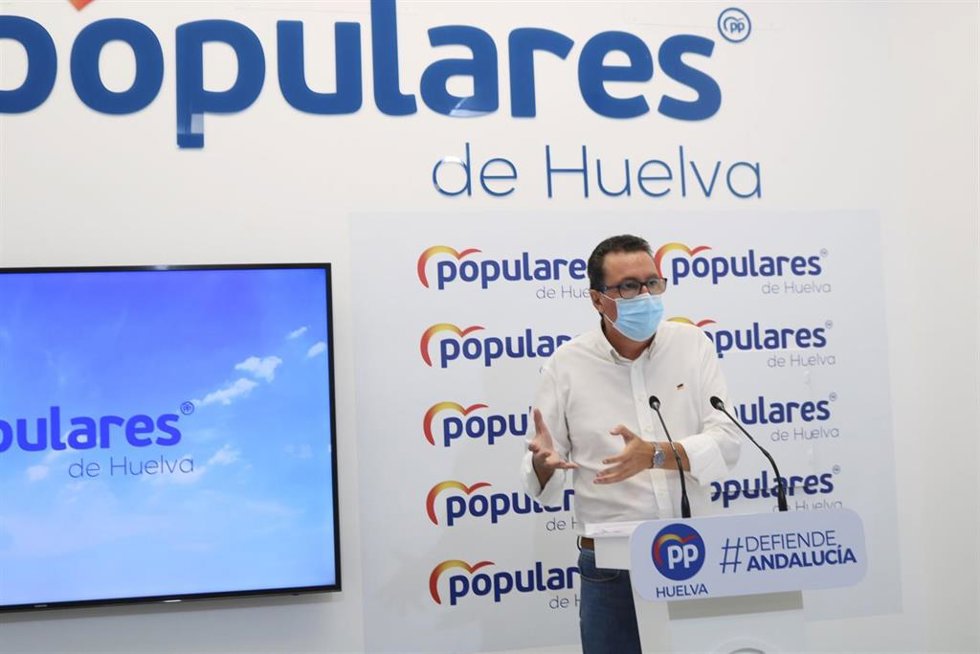 El presidente del PP de Huelva, Manuel Andrés González, en rueda de prensa.