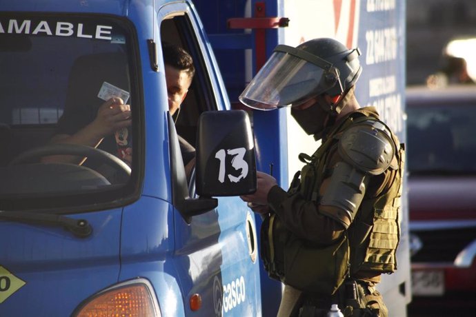 Control policial durante la pandemia de coronavirus en Santiago de Chile