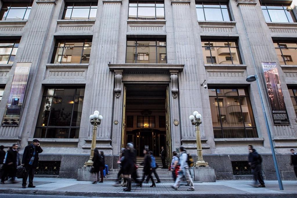 Chile. El Banco Central de Chile comprará activos por 8.500 millones por los retiros de los Chile. El Banco Central de Chile comprará activos por 8.500 millones por los retiros de los