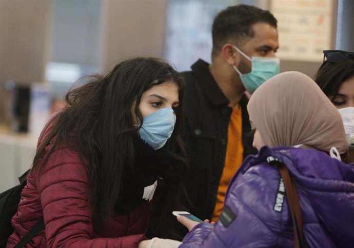 Pasajeros con mascarilla en el Aeropuerto de Schiphol, enla capital de Países Bajos, Ámsterdam, durante la pandemia de coronavirus