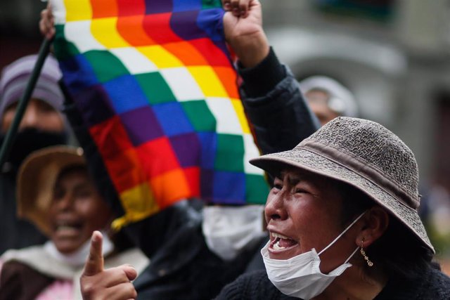 Una seguidora de Morales con una bandera whipala durante las manifestaciones en Bolivia