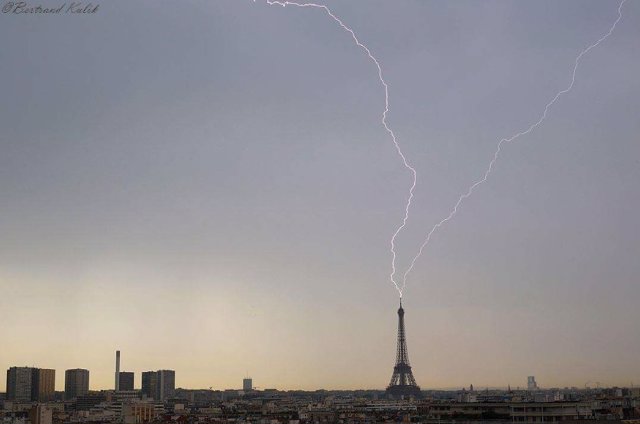 Un rayo cae sobre la Torre Eiffel