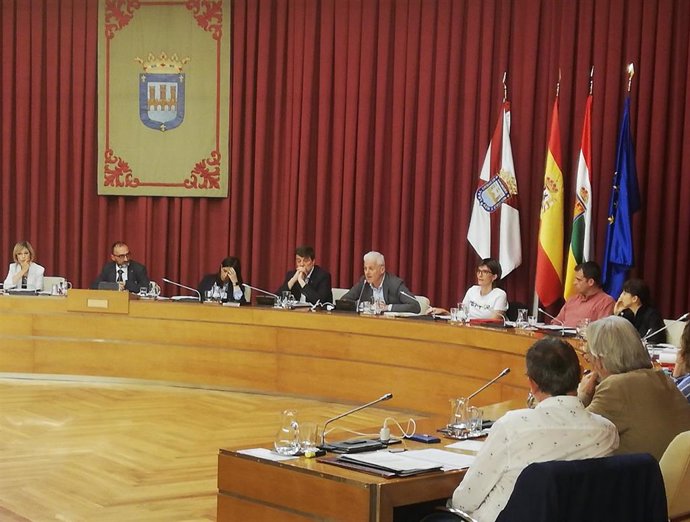 El alcalde de Logroño, Pablo Hermoso de Mendoza, ha intervenido en el pleno municipal para abordar diversos asuntos relacionados con la educación