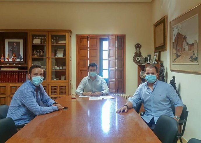 El alcalde de Rioseco (C) con el concejal de Hacienda y el portavoz del PSOE.