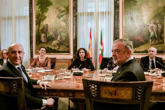 La ministra de Hacienda y portavoz del Gobierno, María Jesús Montero (3d); el consejero de Hacienda y Economía del Gobierno de Euskadi, Pedro Azpiazu
