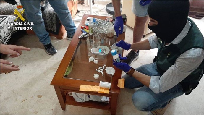 Agentes en el registro de la vivienda del detenido.