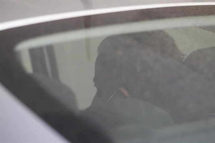 El presidente de la Autoritat Porturia de Baleares (APB), Joan Gual de Torrella, llega en coche custodiado por la Guardia Civil a la sede de la APB.