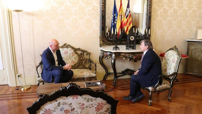 Riera y Thomas, durante la reunión mantenida en el Parlament.
