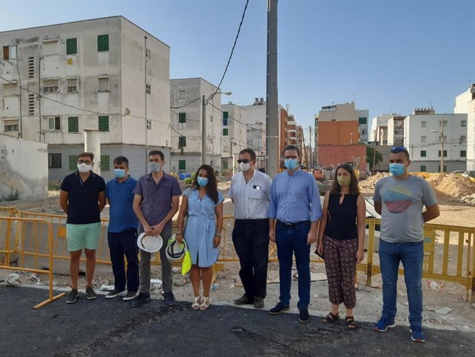 El alcalde de Palma, José Hila, la regidora de Infraestructuras y Accesibilidad, Angélica Pastor, y la regidora de Modelo de Ciudad, Vivienda Digna y Sostenibilidad, Neus Truyol en su visita a las obras en Camp Redó.