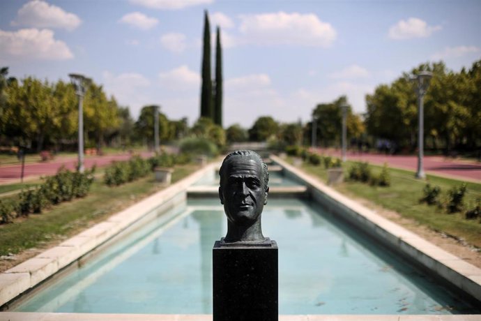 Busto del rey emérito Juan Carlos I en el parque con el mismo nombre en Pinto, Madrid (España), a 24 de julio de 2020. Los grupos municipales del PSOE, Unidas Pinto y Podemos, que suman mayoría, han presentado una moción que se llevará al próximo Pleno 