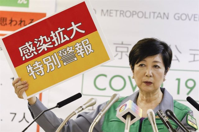 La gobernadora de Tokio, Yuriko Koike, exhibe un aviso de alerta