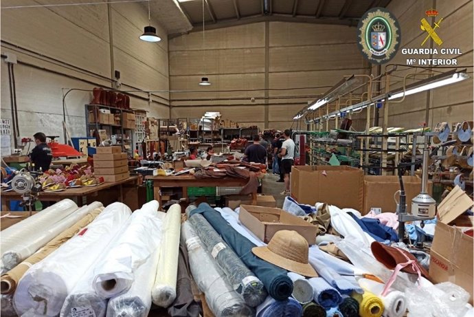 Taller clandestino de calzado en Almonte.