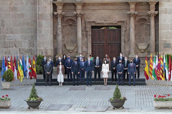 El presidente del Gobierno, Pedro Sánchez (3i); el Rey Felipe VI (4i) y la presidenta del Senado, Pilar Llop (5i) en el centro de la foto de familia de los asistentes a la XXI Conferencia de Presidentes realizada frente a la puerta barroca de acceso al 