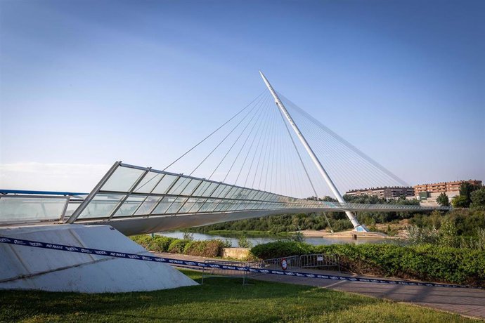 El Ayuntamiento está reponiendo una treintena de cristales rotos de la Pasarela del Voluntariado