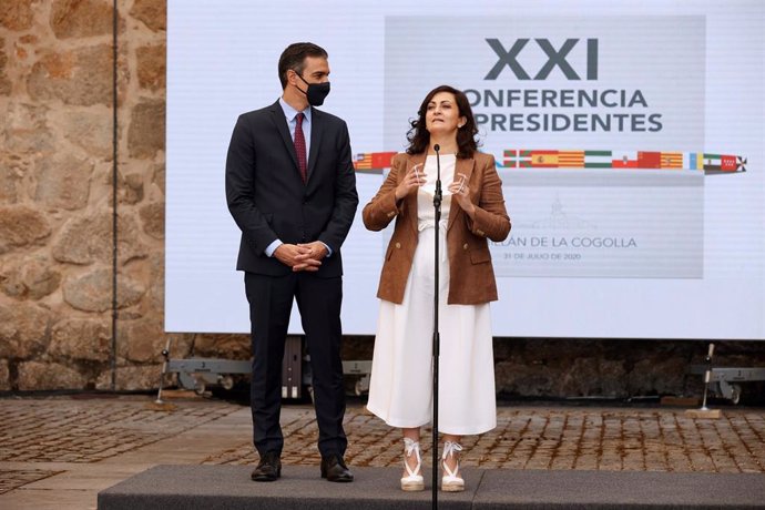 El presidente del Gobierno, Pedro Sánchez, escucha la intervención de la jefa del Ejecutivo de la Rioja, Concha Andreu, al inicio de la Conferencia de Presidentes en el Monasterio de Yuso, en San Millán de la Cogolla, La Rioja (España)