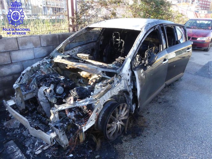 Uno de los vehículos incendiados en Torrelavega
