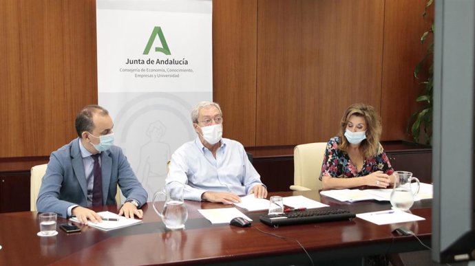 El consejero de Economía, Rogelio Velasco (en el centro), reunido con grupos investigadores