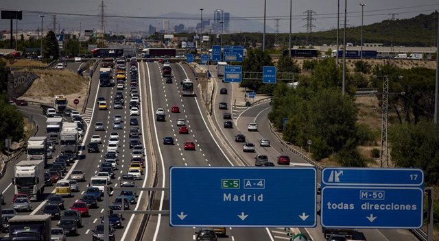 Atascos en el Km 17 de la A4 en el día en el que arranca, con una previsión incierta por la pandemia del coronavirus, la Operación Salida' del verano, en Madrid (España), a 3 de julio de 2020.
