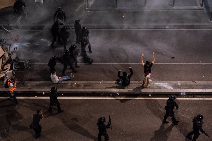 Agents dels Mossos d'Esquadra i la Policia Nacional carreguen a l'Aeroport de Barcelona-el Prat, durant les protestes per la sentncia del Suprem sobre el judici de l'1-O a Barcelona (Espanya), 14 d'octubre del 2019.