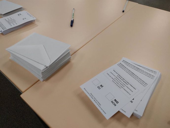 Papeletas y sobres del referéndum del 1-O