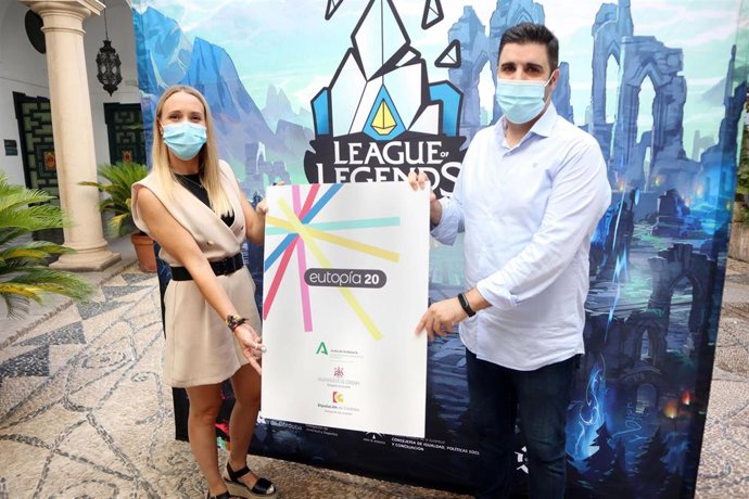 La delegada de Juventud y Deportes de la Diputación, Ana Blasco, y el asesor de programa del IAJ, Salvador García, presentan el II Torneo Provincial 'League of Legends'