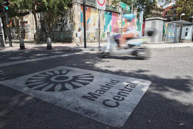 Imagen de recurso del distintivo de Madrid Central en Madrid (España).