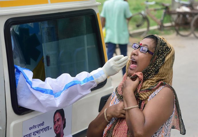Coronavirus.- India confirma un nuevo récord de contagios diarios con más de 55.