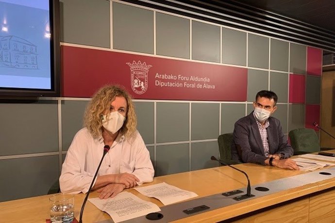 La diputada foral de Fomento del Empleo, Comercio y Turismo, y de Administración Foral, Cristina González, y el director de Función Pública, Adolfo Lander, durante la pesentación del decreto que regulará el teletrabajo