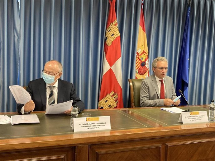 El subdelegado del Gobierno en Valladolid, Emilio Álvarez, y el delegado del Gobierno, Javier Izquierdo, hoy en rueda de prensa.