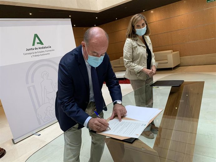 El alcalde de Antequera, Manuel Barón, firma el convenio entre el Ayuntamiento y la Consejería de Empleo, en presencia de la consejera, Rocío Blanco.
