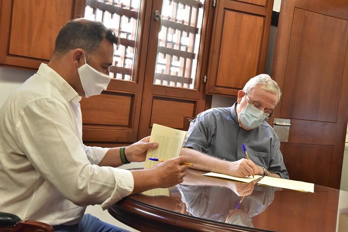 El presidente del Cabildo, Manuel Pérez Moya (dcha.), firma el convenio con Proyecto Hombre.