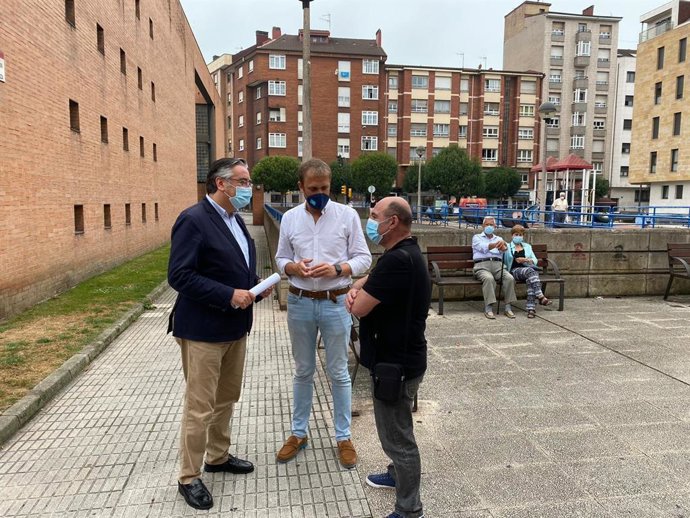 Los diputado del PP Pablo González y Pablo Álvarez-Pire en La Calzada, Gijón