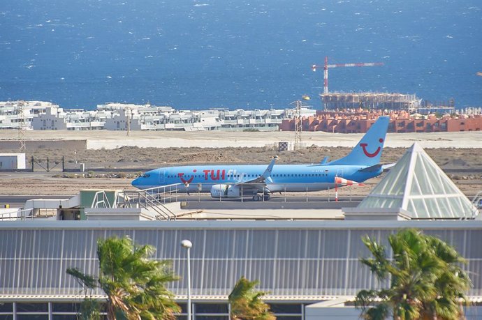 Avión de la compañía aérea TUI  en Adeje/Tenerife/Islas Canarias (España) a 5 de marzo de 2020.