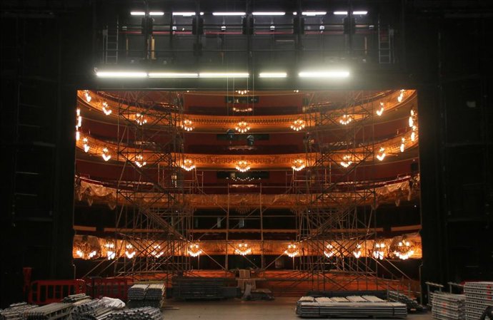 Restauración del techo del Gran Teatre Liceu de Barcelona durante el confinamiento