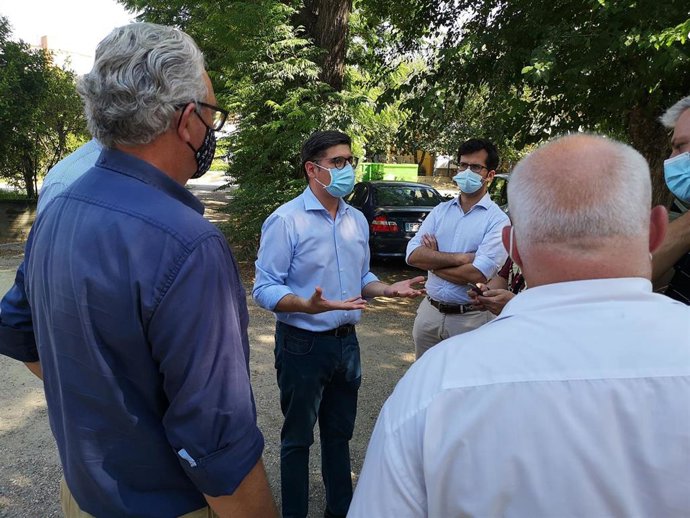 El portavoz de Cs en el Ayuntamiento de Sevilla, Álvaro Pimentel, y el concejal Miguel Ángel Aumesquet, en su visita al vivero municipal