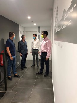 El consejero de Fomento e Infraestructuras, José Ramón Díez de Revenga, durante su visita a una promoción de viviendas destinadas al alquiler ubicada en la pedanía murciana de La Ñora