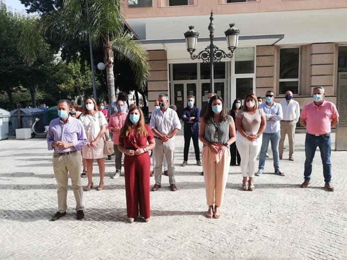 Alcaldes del PSOE protestando ante la Junta en Cádiz