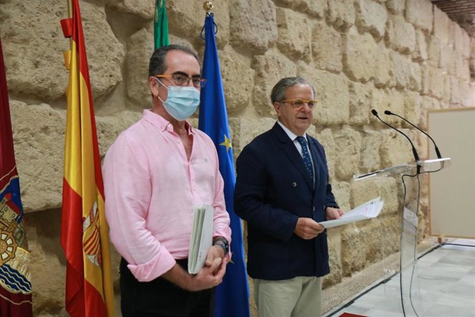 El delegado de Hacienda en el Ayuntamiento de Córdoba, Salvador Fuentes (dcha.), y el de Comerio, Antonio Álvarez, en rueda de prensa