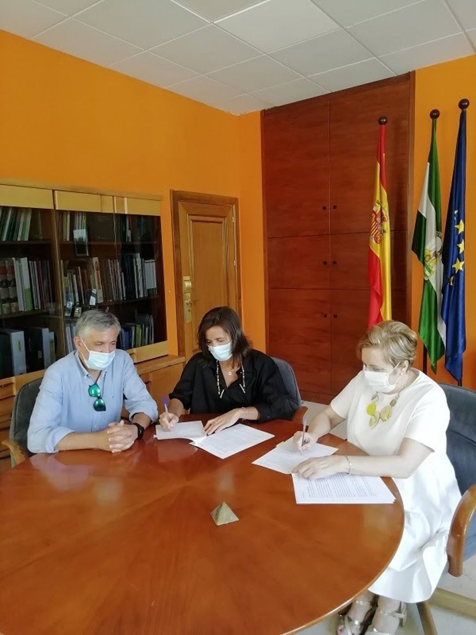 De derecha a izquierda, la directora gerente de la EASP, Blanca Fernández-Capel Baños, la gerente regional de Gestión Sanitaria de AbbVie, Carmen Gómez de León, y el responsable regional de Market Access de la misma compañía, Domingo García.