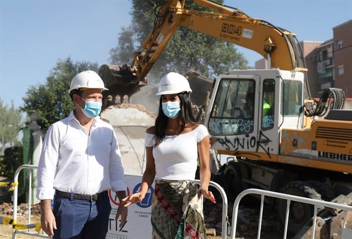 La vicealcaldesa de Madrid, Begoña Villacís, junto al delegado de Desarrollo Urbano, Mariano Fuentes, durante la visita a los trabajos de demolición de una casa en la carretera de Carabanchel, en el distrito de Latina.
