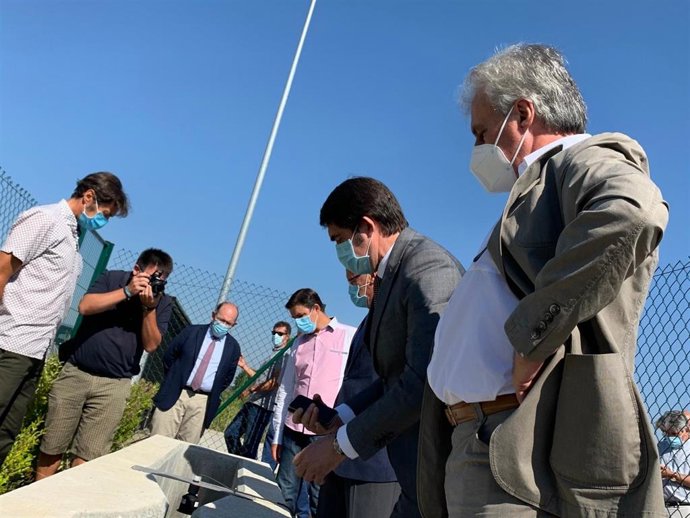 El consejero de Fomento y Medio Ambiente, Juan Carlos Suárez-Quiñones, en su visita a Villamañán (León) este viernes.