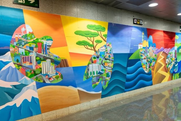 Philip Stanton finaliza el mural en homenaje a los sanitarios en el Metro de Barcelona
