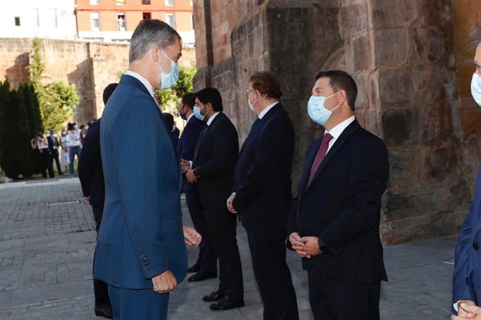 El presidente de C-LM, Emiliano García-Page, saluda al Rey en la Conferencia de Presidentes de la Rioja