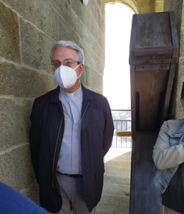 El director de la Fundación Catedral de Santiago, Daniel Lorenzo, muestra la torre de la Carraca, que se abre por primera vez a visitas