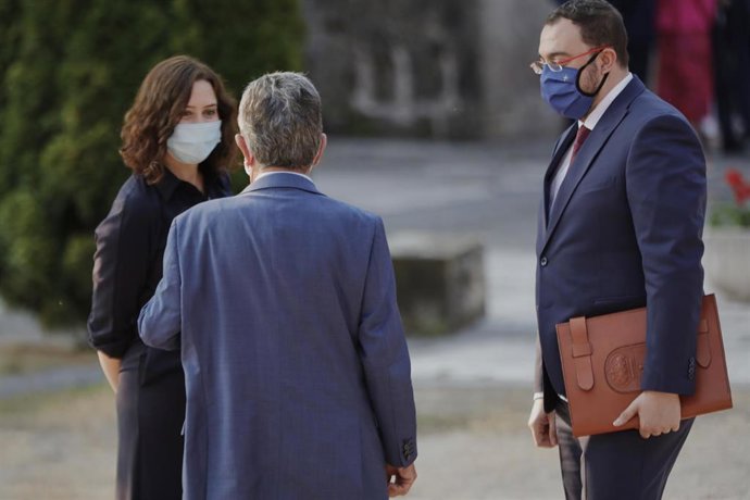 Los presidentes de Asturias y Cantabria, Adrián Barbón (d) y Miguel Ángel Revilla, charlan con la presidenta de la Comunidad de Madrid, Isabel Díaz Ayuso, a su llegada al monasterio de Yuso, antes de la celebración de la XXI Conferencia de Presidentes.