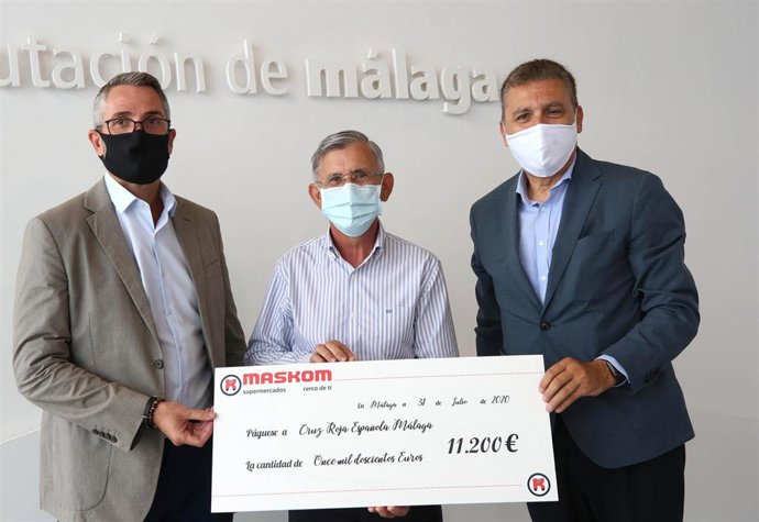 El vicepresidente primero de la Diputación, Juan Carlos Maldonado, y el director general de Maskom, Sergio Cuberos, entregan a Cruz Roja Málaga un cheque por valor de 11.200 euros recogidos de la campaña #UnidosPorMálaga