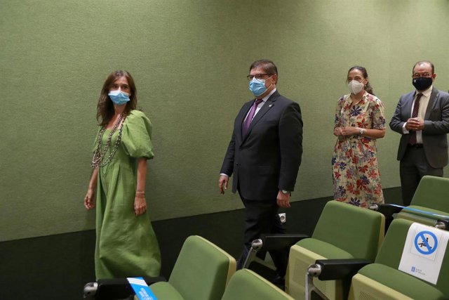 Carmen Pomar con los rectores de la UDC y la USC