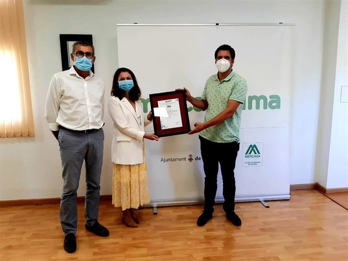 El regidor de Palma, Rodrigo Romero, recibe un certificado de Aenor a Mercapalma